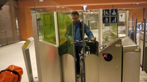 Mit Fahrrad durchs Drehkreuze